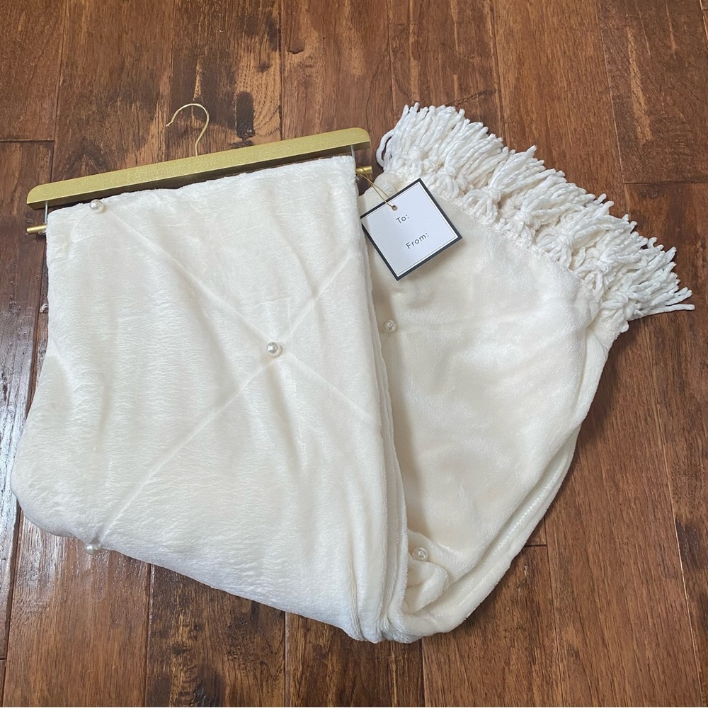 Plush Throw Blanket with Tassels and Pearls